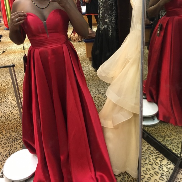 Red elegant ball gown - Picture 3 of 6
